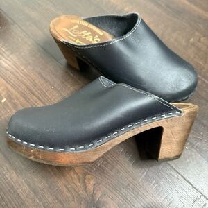 Lotta From Stockholm Navy Leather Clogs
